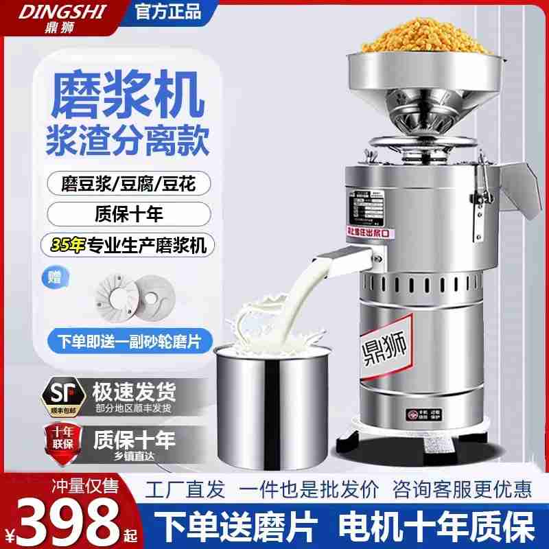 游客在下梅村拍汉服写真(央广网记者 罗晓英 摄)